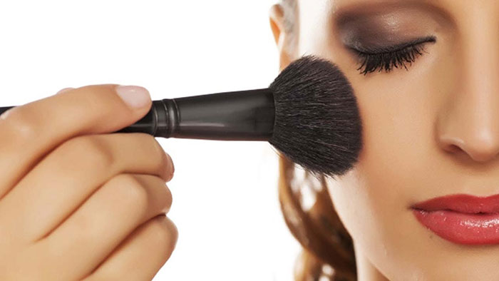 نحوه صحیح استفاده از رژگونه برای برجسته کردن گونه قلم یا براش گونه