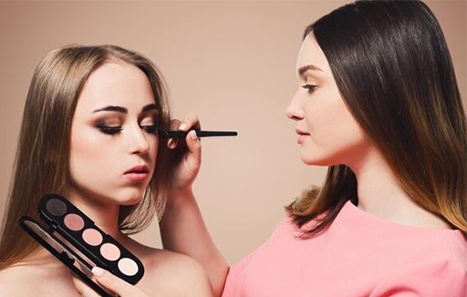 چگونه آرایشمان را ۱۲ ساعت نگه داریم؟ چگونه آرایشمان را ۱۲ ساعت بینقص و تازه نگه داریم؟