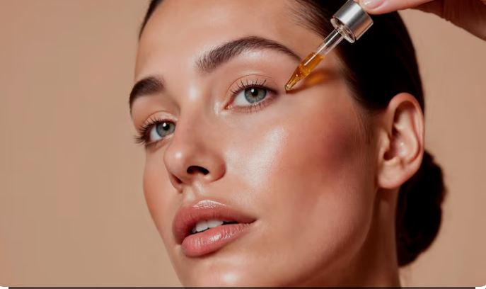 10 بهترین سرم‌ ضدپیری ترکیب‌شده با آرایش