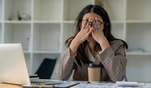 همیشه خستهاید؟ شاید این ویتامینها در بدن شما کم باشند همیشه خستهاید؟ شاید این ویتامینها در بدن شما کم باشند