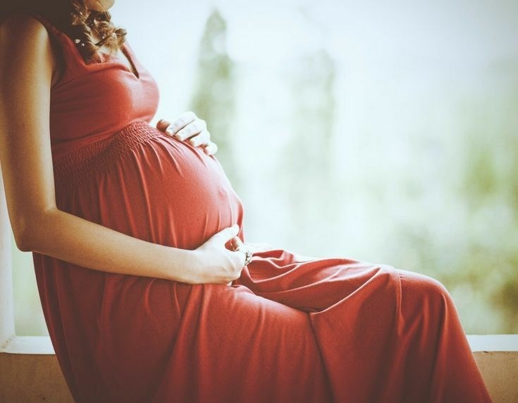 کم کاری تیروئید در بارداری چه تاثیری بر جنین دارد؟ تاثیر کم کاری تیروئید بر جنین